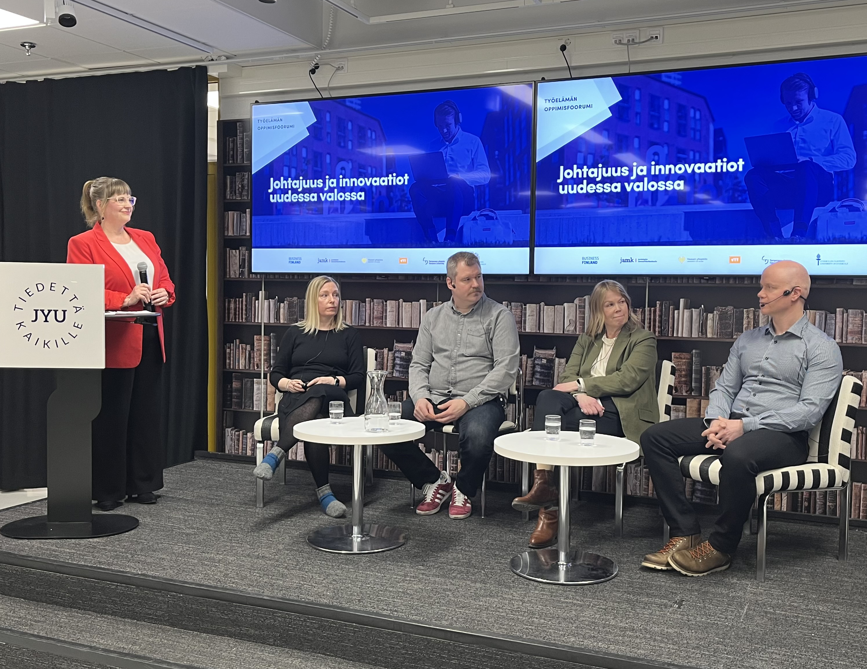 Kuva tilaisuuden paneelista