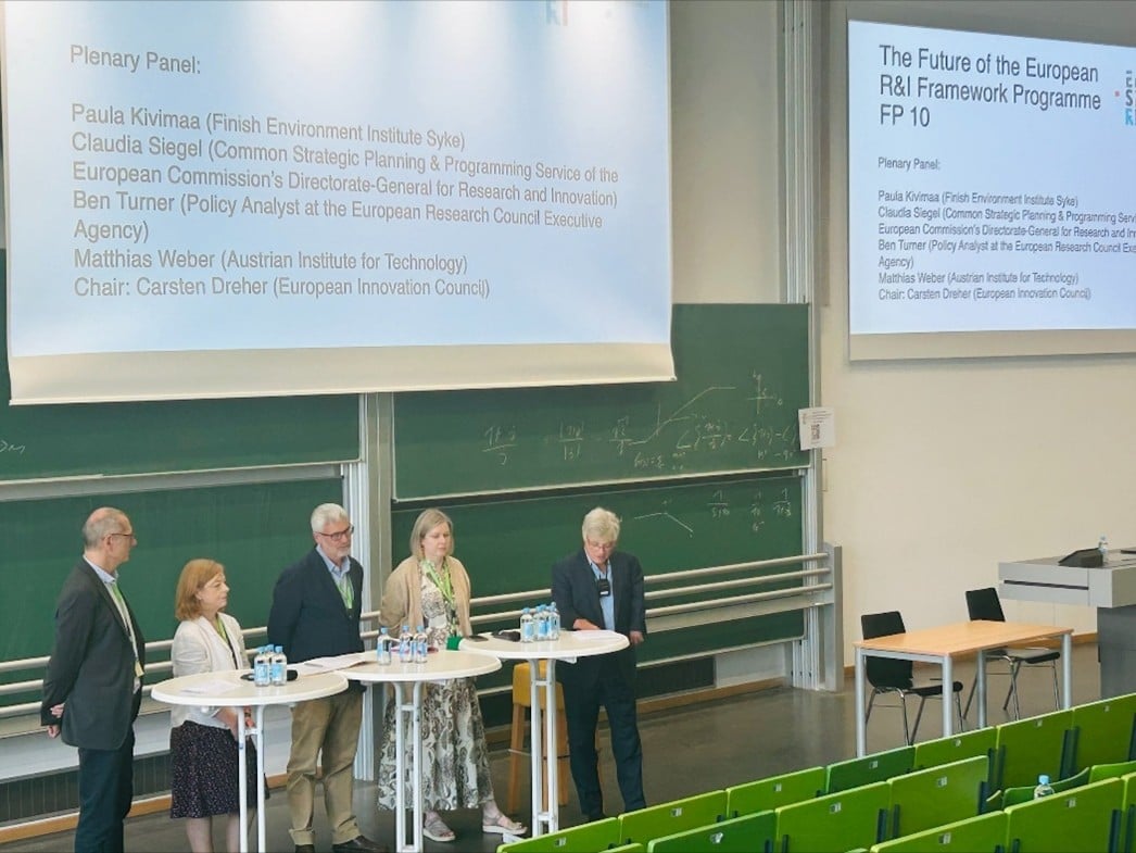 Paneelin henkilöitä