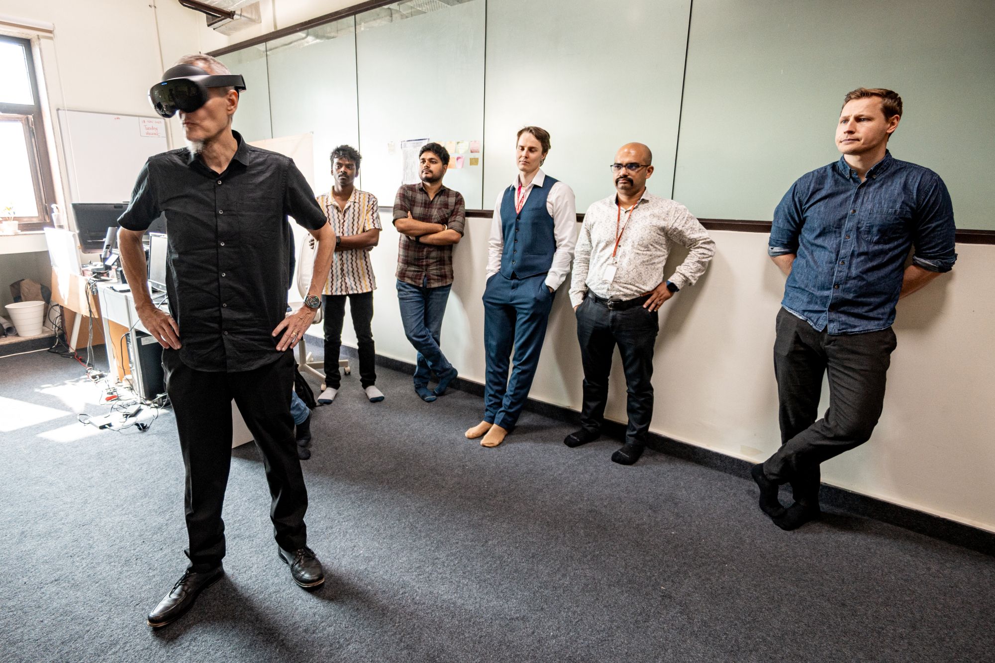 Markku Turunen VR-kyp&auml;r&auml;ss&auml;, taustalla IIT Delhin opiskelijan seurassa Chinmay Pade (IIT Delhi), Totti Berg (KoneCranes, Finland), Rajesh Nehete (KoneCranes, India) ja Jere Wessman (Demola).